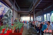 两人合盘两岸同胞端午祭屈原