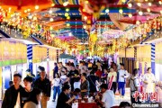 两人合盘宁夏银川：非遗焰火迎端午 市民“粽”享夏日时光