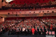 两人合盘中菲共同庆祝两国建交五十周年