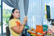 两人合盘泰国主播品三亚榴莲：“尝到了家乡味”