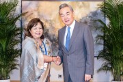 两人合盘王毅会见尼泊尔外长阿祖