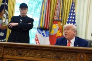 两人合盘马斯克：我进退两难
