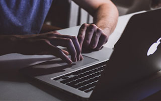 两人合盘Adobe股价下跌 投资者对其AI应用回报持怀疑态度
