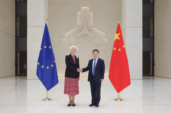 中国人民银行行长潘功胜与欧洲中央银行行长拉(🤒)加德举行中(🍙)欧央行行长首次年度会晤